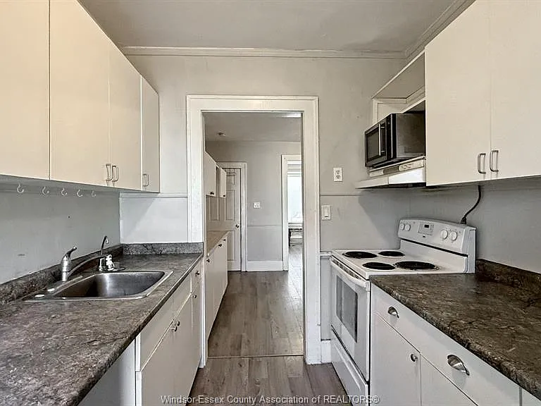 1424 Wyandotte St W — Photo 14