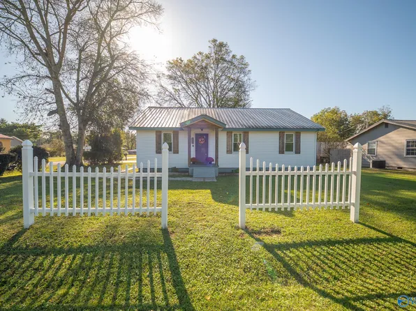 302 Nebraska Ave, Stevenson, AL 35772