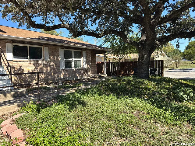 3 bed, 1.0 bath, 1300 sqft, $1,500 — Photo 3