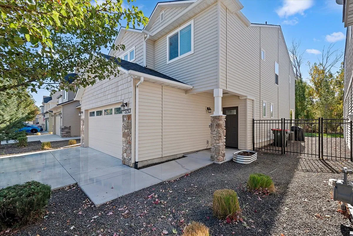 4 bed, 2.5 bath, 1961 sqft, $2,600 — Photo 4