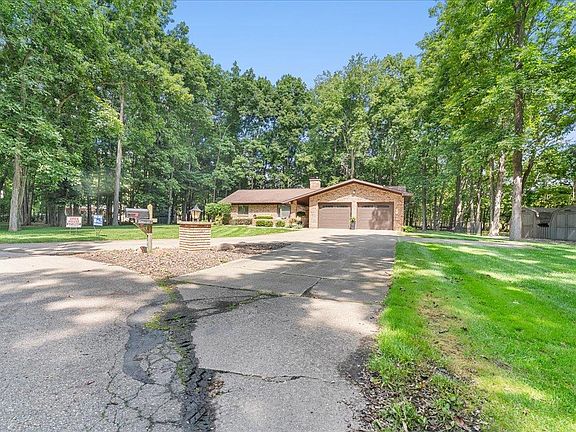3rd image of 1945 Maplewood Dr