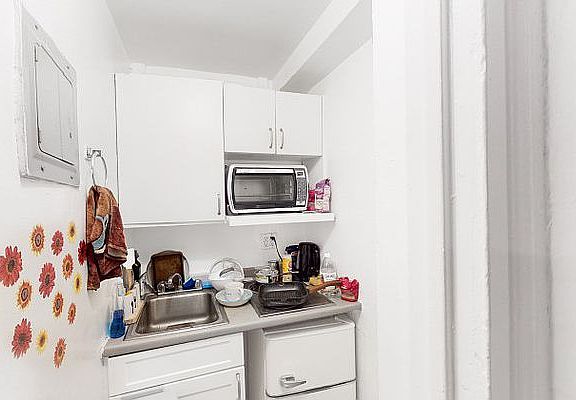 4th image of 50 W 72nd St APT 407