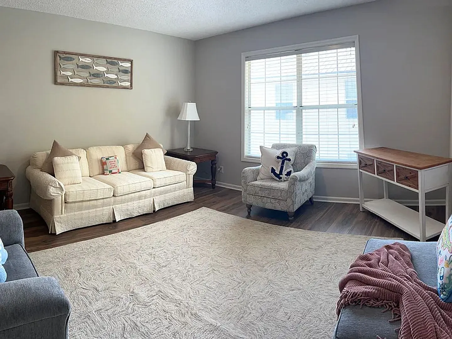 Fully Furnished 1 bed/ 1 bath Island Square Condo — Photo 3