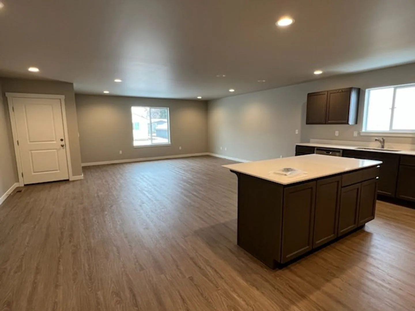 Luxury 3 bedroom, 2 bath home with double garage! — Photo 3