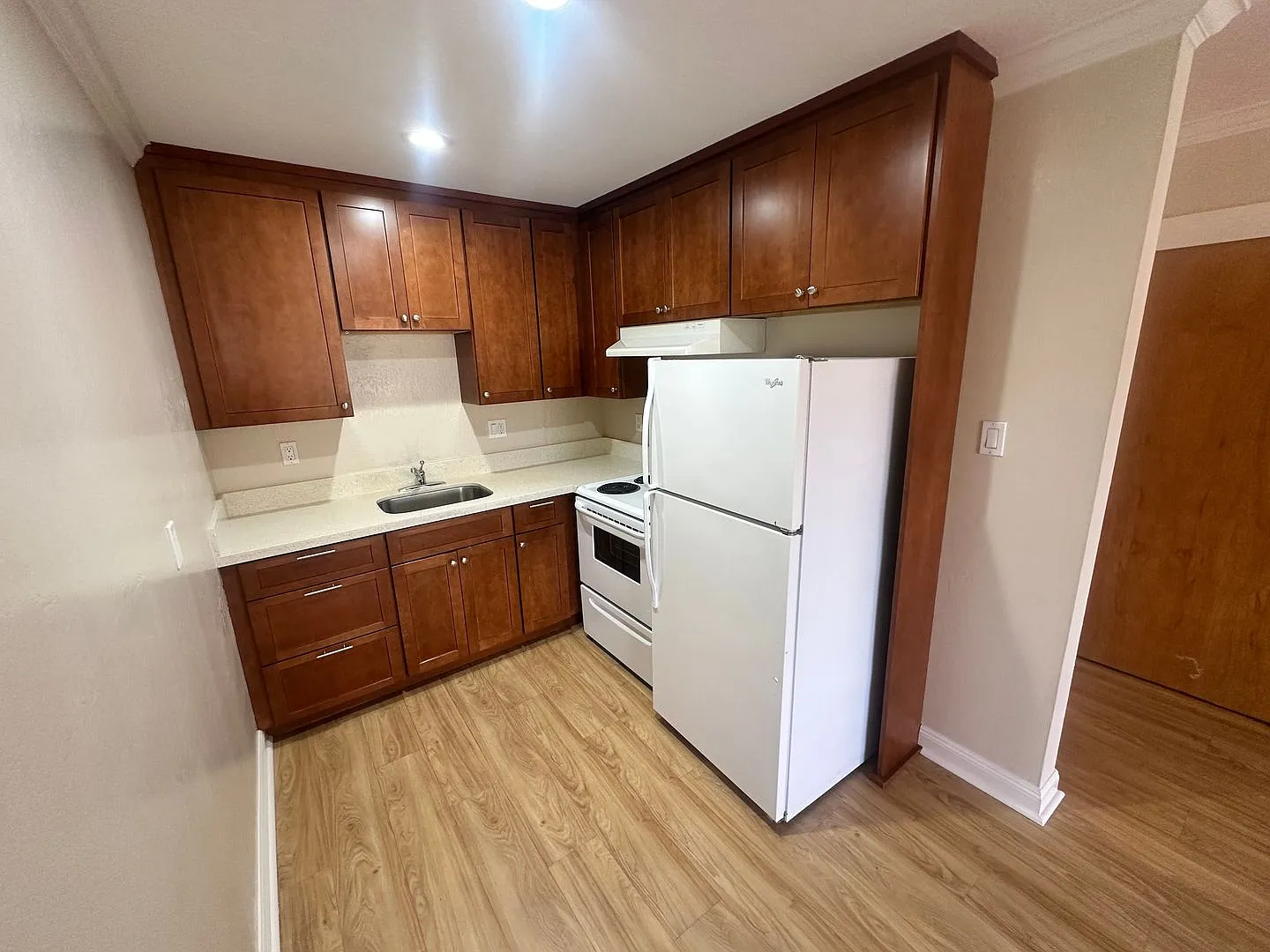 174 20th Avenue (992r) — Photo 2