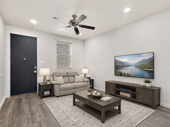 3rd image of 111 E Davis St #201
