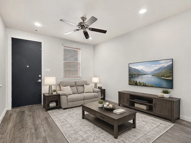 111 E Davis St #201 — Photo 3
