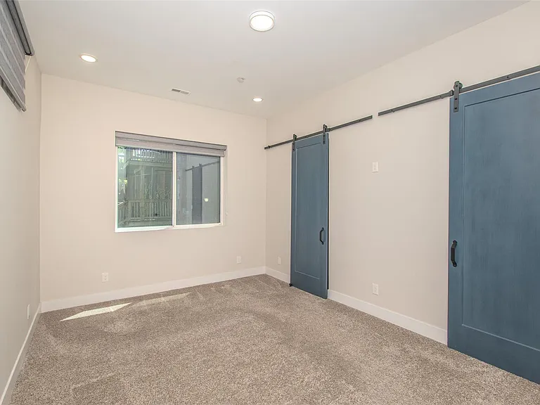 4530 Commonwealth St #1 — Photo 35