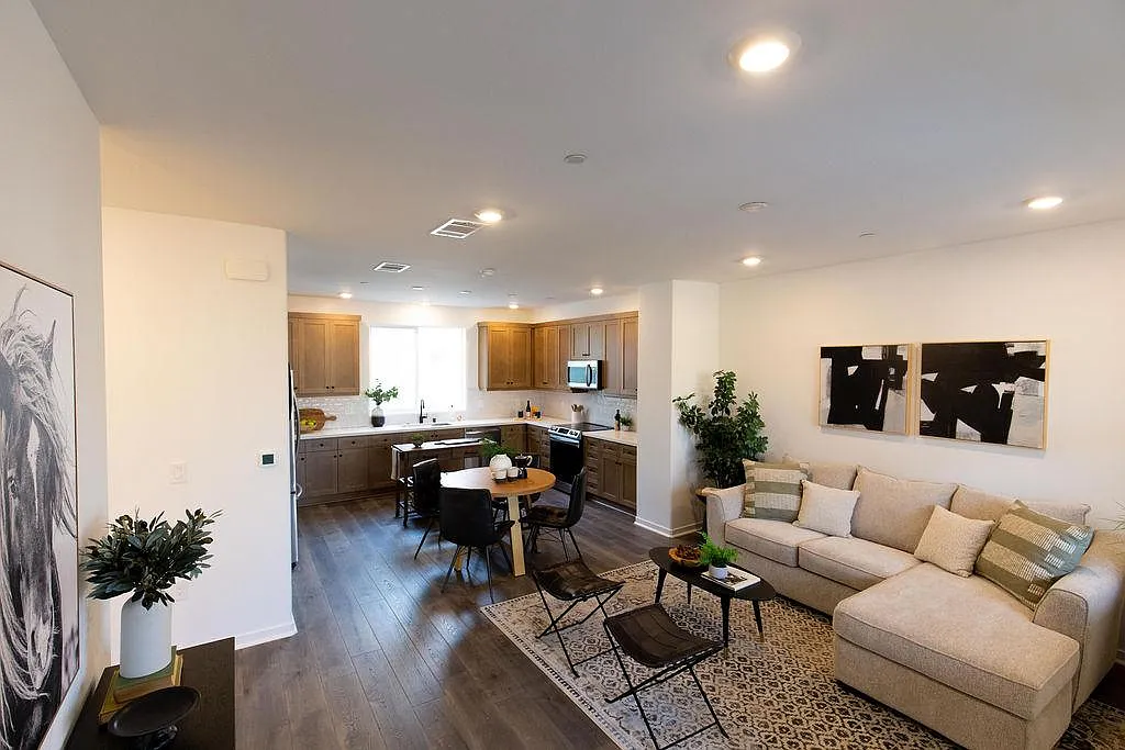 3 bed, 3.5 bath, 1346 sqft, $4,100 — Photo 3