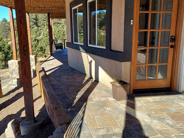 Entrance from driveway down to deck.
