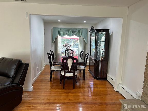 4th image of 1471 Thomas Ave