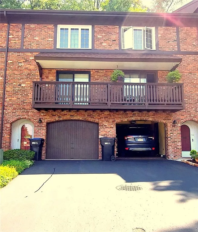 525 Kingsberry Ct photo 1
