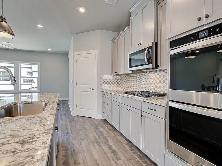 1095 Knoxboro Ln — Photo 14