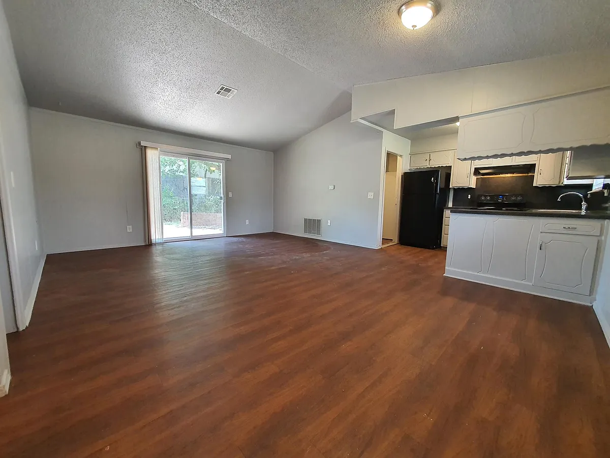 Building Photo - 800 Fontana Ln