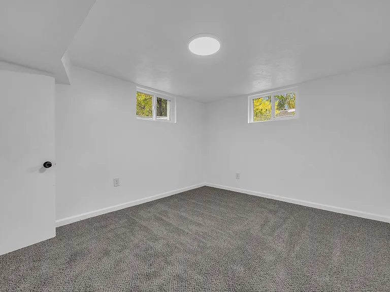 2358 Van Buren Ave — Photo 10