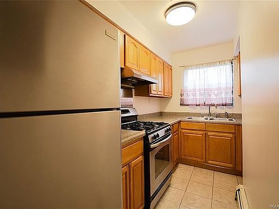 3rd image of 850 Leland Ave #B