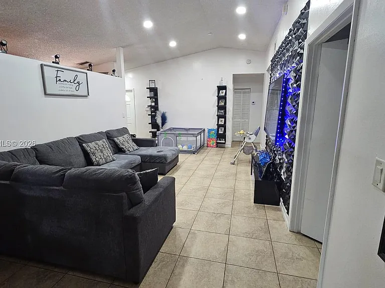 11878 SW 208th Ter — Photo 4