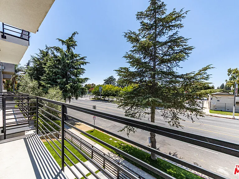 6702 Balboa Blvd #1 — Photo 23