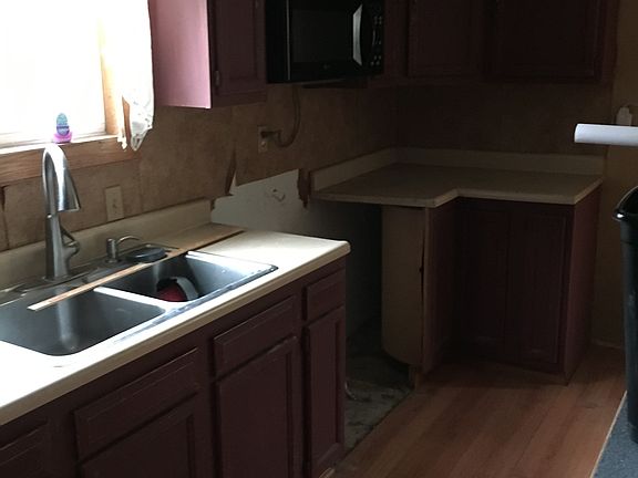 3rd image of 534 W Lincoln Way