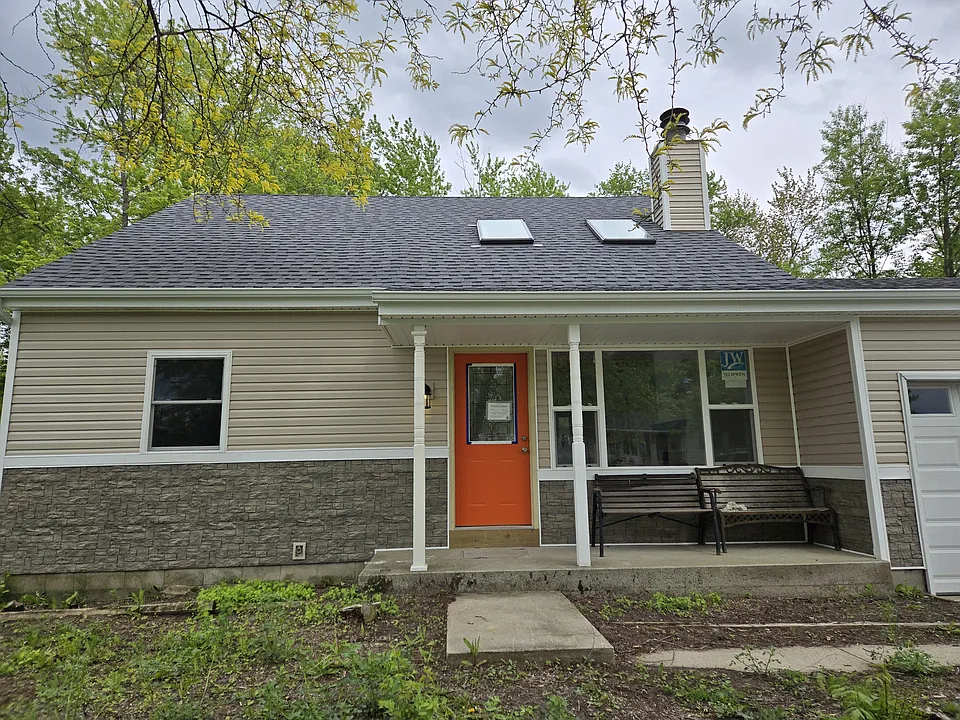 1944 Loganberry Ln