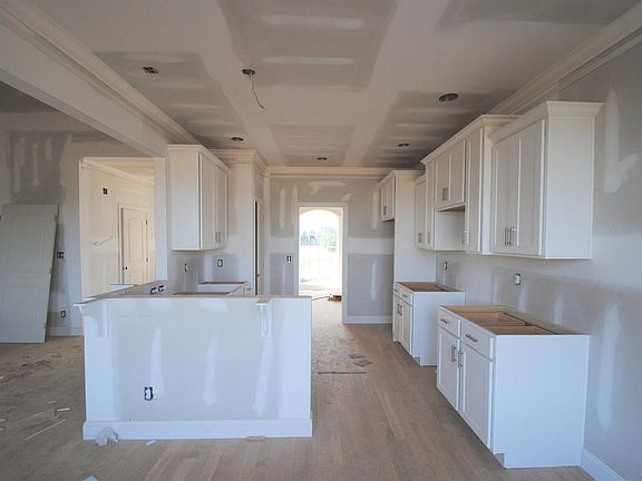 4th image of 303 Two Creek Dr