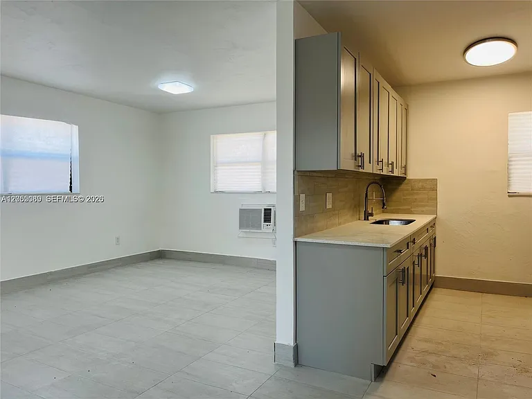 13390 NE 6th Ave #10 — Photo 4