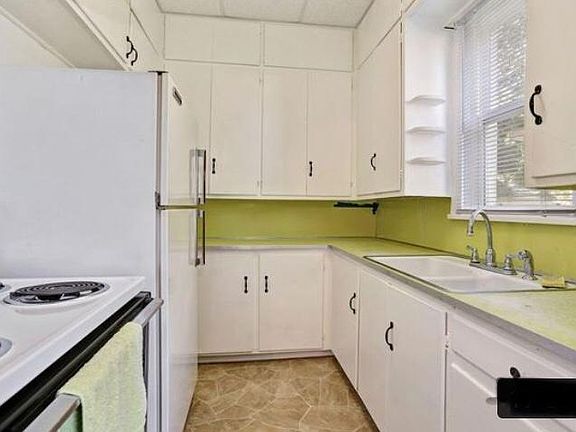 Kitchen (will be repainting and updating pictures later)