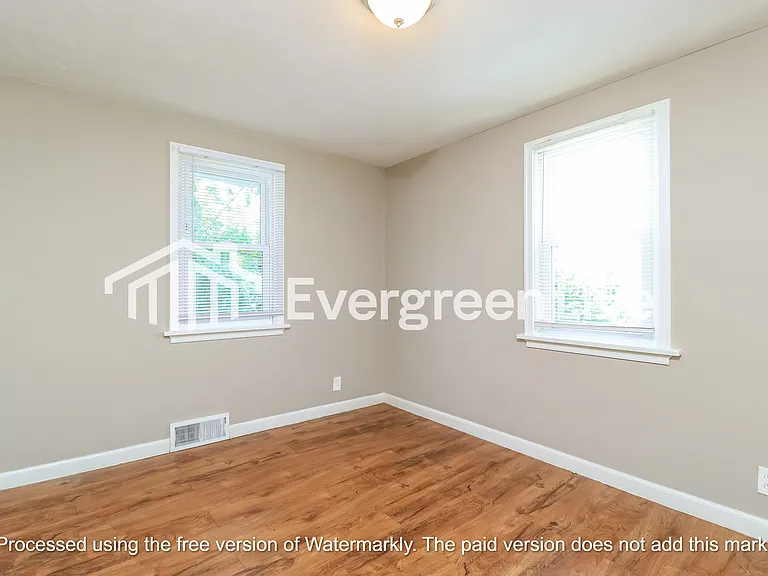 9750 Royalton Ct — Photo 6