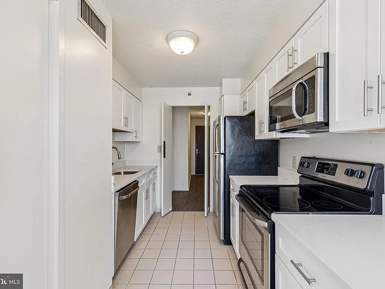 2020 Walnut St #21B — Photo 11