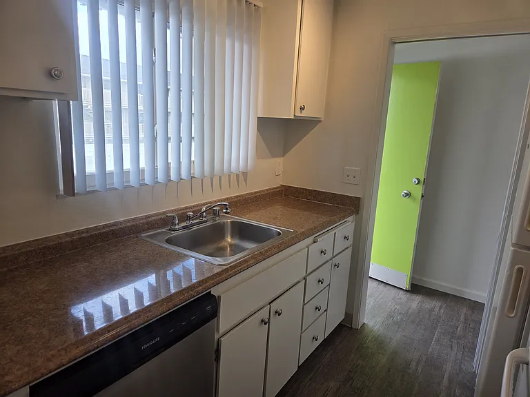 Tropic Sands Apartments — Photo 10
