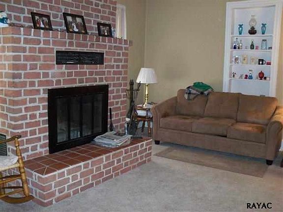 2nd image of 117 Lincolnway W
