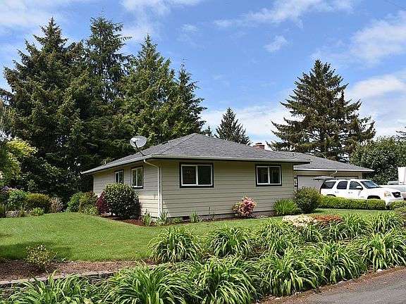 3rd image of 360 NE Edgecliff Dr