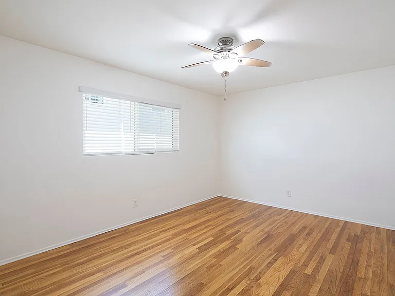 Talmadge Pacific Apartments — Photo 9