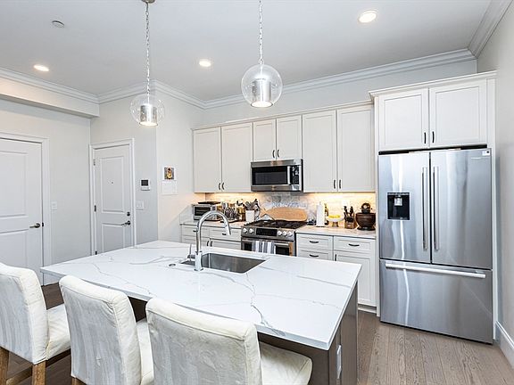 4th image of 130 Coleridge St #1