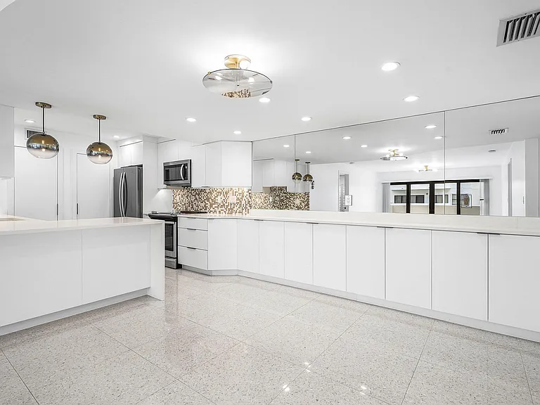 330 SE 20th Ave #408 — Photo 1