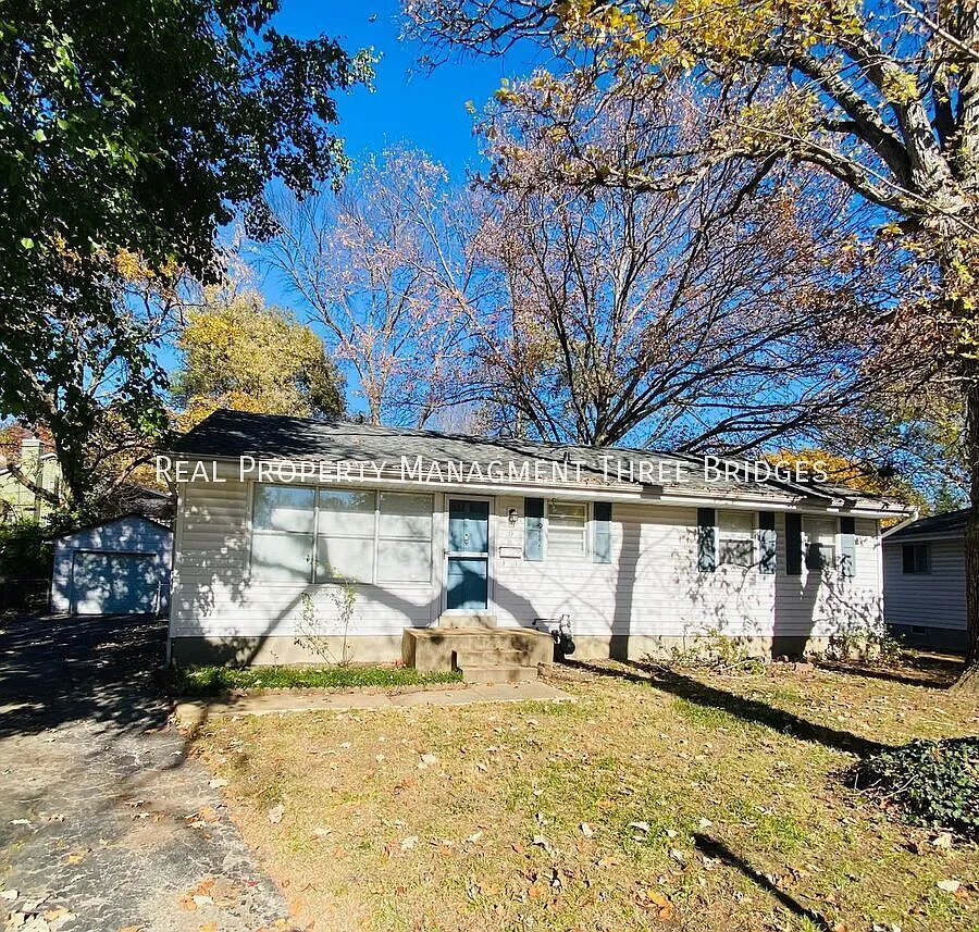 Beautiful Home in Quiet Florissant Neighborhood — Photo 2