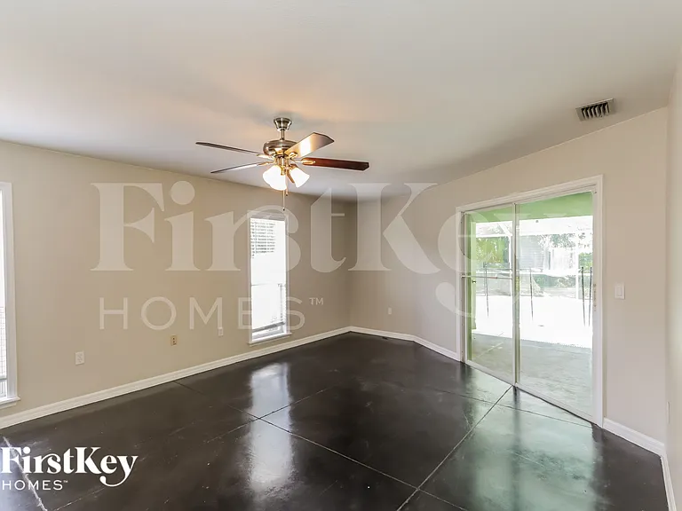 1411 Banbury Loop N — Photo 7