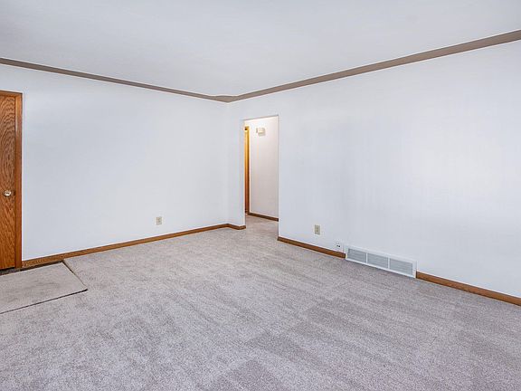 5th image of 210 McKinley Ave N