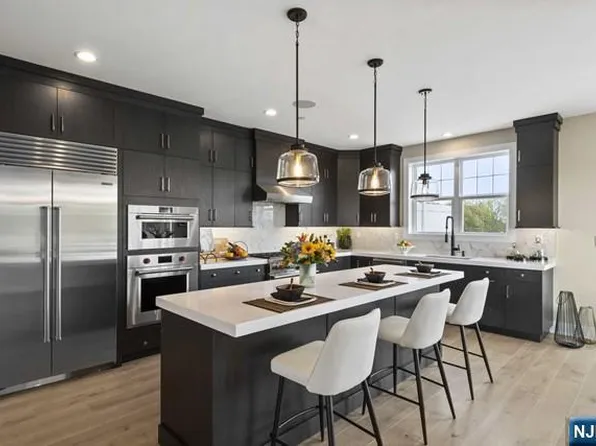 18 Cinnamon Dr, Upper Saddle River, NJ 07458