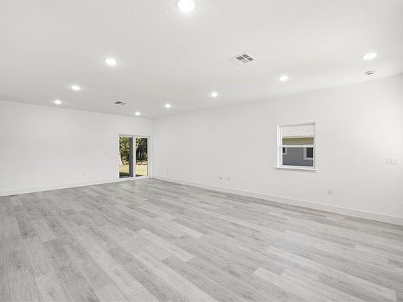 2nd image of 820 E DESOTO STREET