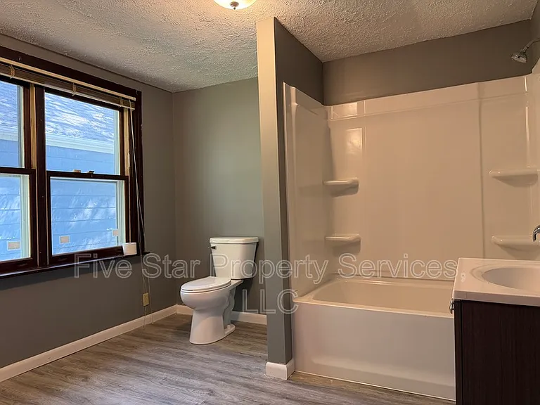 229 W Allen St — Photo 10