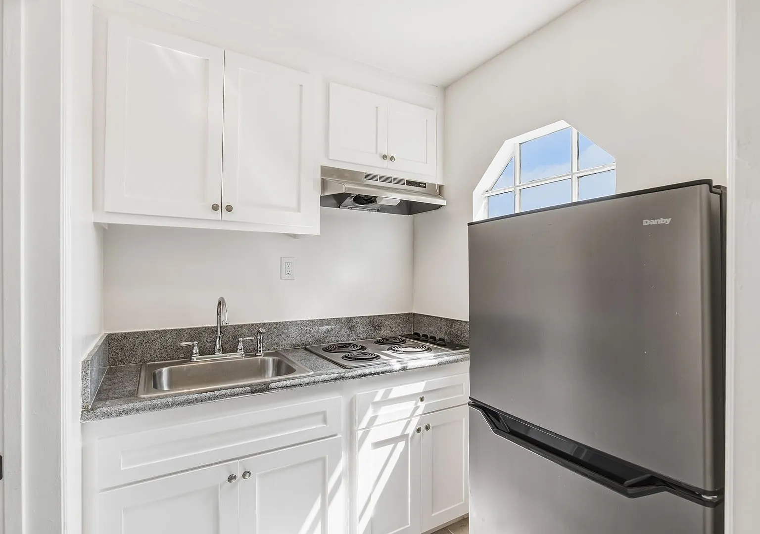 2521 Euclid Street Apartments — Photo 4