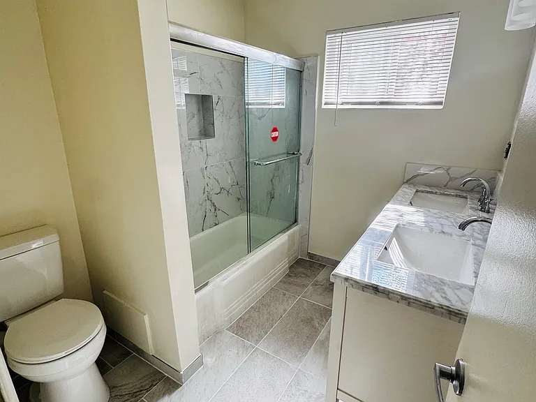 Gorgeous bathroom.