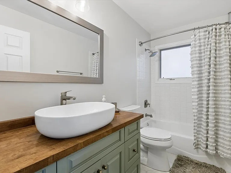 712 N Throop St — Photo 12