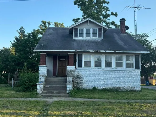 221 E 7th St, Centralia, IL 62801