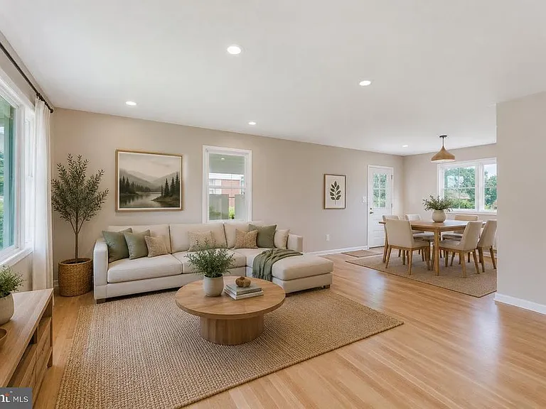 10914 Woodhaven Dr — Photo 2