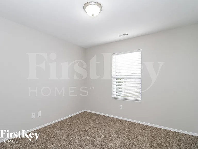 530 Martha Ct — Photo 10