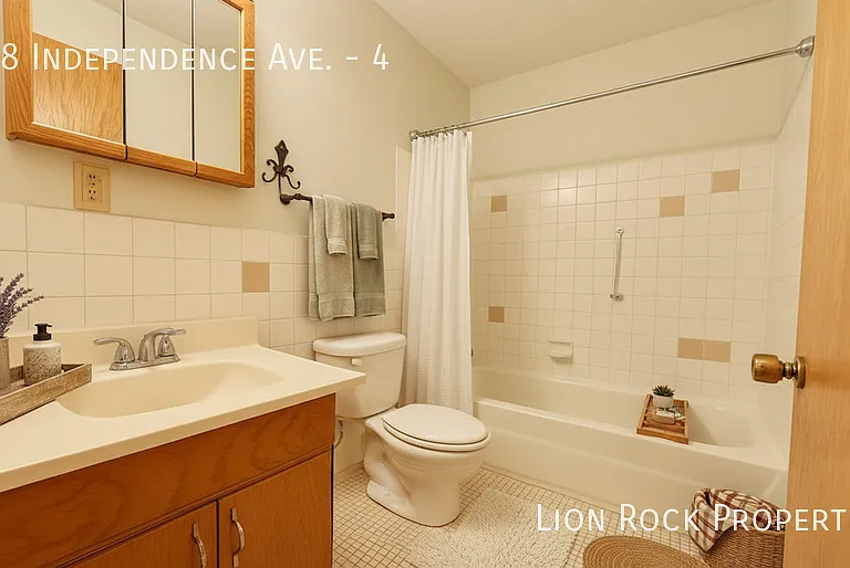 438 Independence Ave N #4 — Photo 8