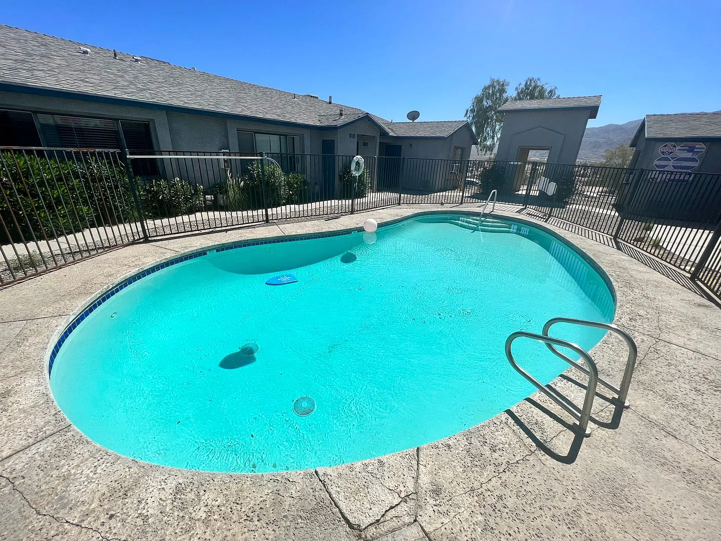 2 Bedroom 1.5 Bath w Pool — Photo 2