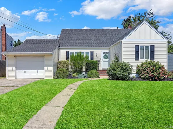 523 17 Street, West Babylon, NY 11704